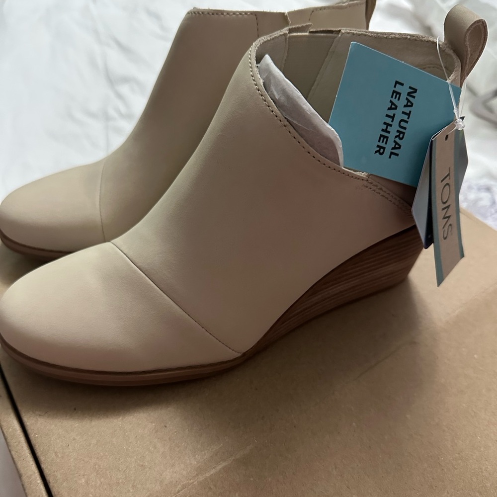 TOMS Women's Cream Leather Ankle Boots